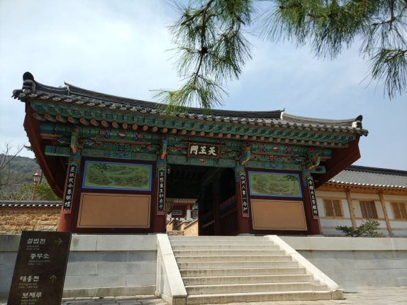 
                        它是韓國第三大佛教寺廟，有著1000年的歷史。因此，雖然寺廟和佛教建筑都很大，但周圍地區的景色也很出色。因此，它作為學校學生旅游的地方而出名。當你來到這里的時候，你可以得到內心的寧靜。梵魚寺是一個你可以使心靈寧靜、 身體放松的地方。
釜山1號線到梵魚站下來。5號和7號出口間有條上山小路。走去大約三分鐘。會看到90路公交，乘車即可上山