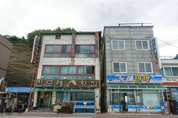 
                        #韓國美食#拌飯
東海市的一家餐廳，人不是特別多，他們家有特色的醬蝦和醬蟹，因為住在海邊，蝦和蟹儲存的更久一點就以腌制的方式處理，另外要重點推薦的是他們家的魚籽拌飯，紫菜芝麻香油攪拌在一起，魚籽的香味在嘴里爆開，毫不夸張的說我們連續吃了三碗！