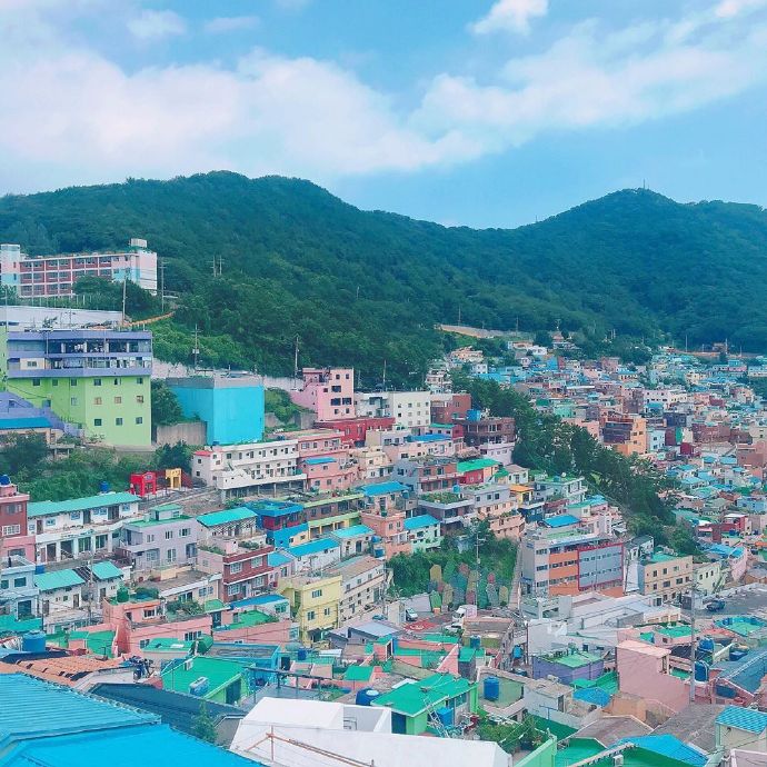 
                        釜山最文藝的地方——甘川文化村(??????)，被稱為韓國“圣托里尼”，給人一種走進童話世界的感覺，小清新的壁畫，錯落有致的彩色小屋，真的超美了！