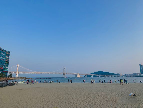 
                        搭乘地鐵來到弘大
一個充滿青春的地方
路邊跳舞的唱歌的玩直播的開微型演唱會的
路邊攤小商店咖啡店甜品店總之應有盡有
不缺熱鬧不缺繁華
是自己喜歡逛的地方
專程去了這里的小浣熊咖啡廳
尋找了弘大的草莓牛奶
吃到了人氣很高的水果杯
包店服裝店鞋子店文具店餐飲....熱鬧
