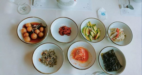
                        #韓國美食#韓國酒店早餐推薦
每次都是在酒店里面用早餐，江原道阿爾卑西亞度假村Alpensia酒店，早餐是自助滴，任意挑選種類很多，我最愛吃烤腸和蔬菜沙拉，每天早上叫醒我的一定是早餐。
另外住的第二家酒店是一個純白色的Donghae Boyang Hot-Spring Convention hotel 他們家的餐廳也是復古典雅，坐在窗前可以一邊吃著早飯一邊看海哦~