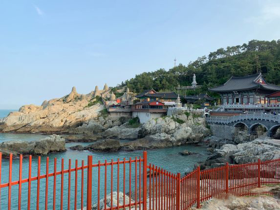 
                        海東龍官寺位于韓國釜山一處臨海的寺廟,據說是釜山地區唯一供奉觀音大士的寺廟， 而其名字則非常有特色一不留神就看成東海龍官寺，讓人想起了西游記!
位于海邊的寺廟最大的特點就是可以觀看海水波浪的壯觀，尤其是在風雨時候更甚!
沿著108臺階從山坡下來，就來到這座臨海寺廟，寺廟靠海建造，大雄寶殿在下觀音大士在上,不過大雄寶殿未開只能上臺階去最高點去拜一拜觀音大士啦。
海水拍打岸邊的浪潮是這里最大的看點，因為風雨的關系，這里風大雨急，幾乎幾次被吹開,不過由于風雨這里的浪也非常高，也是別有一幅畫面展現在人們面前!