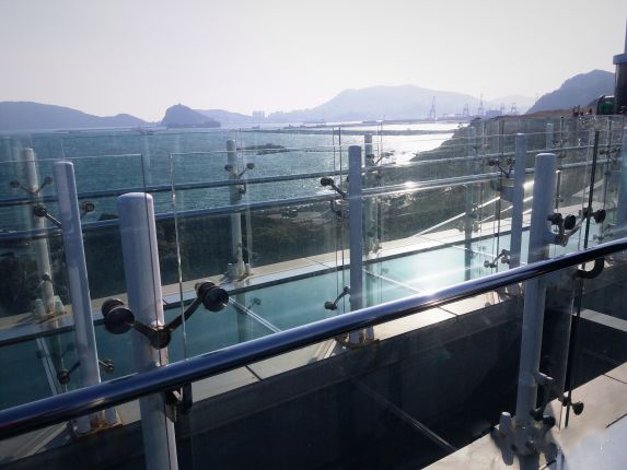 
                        五六島位于韓國(guó)東海與南海交界，2013年正式開放,走廊建于35米的懸崖上,全長(zhǎng)15米， 馬蹄型的空中走廊向海面延伸約有10米之遠(yuǎn)，有”行走在天上”的意思。
五六島空中步道是欣賞五六島的最佳觀賞地點(diǎn)，高聳入海的五六島遠(yuǎn)看像海中的兩座島嶼,但仔細(xì)近看時(shí)，會(huì)發(fā)現(xiàn)其實(shí)是幾座島嶼并排的樣子。從東邊看有六個(gè)島，從西邊看去有五個(gè)島而命名的，五六島是釜山的象征之一。
乘車路線:在釜山站搭乘27號(hào)巴士后在五六島sk view后~ ]下車即呵，所需時(shí)間大約50分鐘左右。
小貼上:五六島空中步道這個(gè)景點(diǎn)是免費(fèi)的，入口處需要穿上鞋套，是保護(hù)玻璃棧道的一種措施，入口處有個(gè)阿加西會(huì)提醒大家的