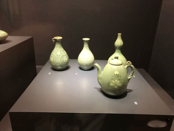 
                        韓國(guó)國(guó)立博物館占地面積大，主體兩棟樓，各三層分，一側(cè)為特展區(qū)和兒童博物館;一側(cè)為常設(shè)展。一層為朝鮮半島從舊
石器時(shí)代開始到朝鮮王朝的歷史過(guò)程;二層主要為古代書畫展,三層古代雕塑、瓷器等藝術(shù)品;特別喜歡的一-點(diǎn)是，展館
輔助參觀者理解的數(shù)字影像和圖片做的很到位;同時(shí)還有中、英、韓三種語(yǔ)言的免費(fèi)講解員，真的是很值得稱贊;博物館
展品很多，真要細(xì)看一地看不完、只能挑重點(diǎn)來(lái)看看了;還有博物館的app也有展品的語(yǔ)音導(dǎo)覽，也是多語(yǔ)言的，非常棒!
交通：地鐵4號(hào)線二村站，有通道直達(dá)博物館前廣場(chǎng)。