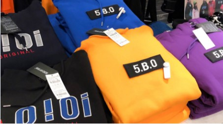 
                        韓國(guó)首爾必去潮衣店~
超多品牌的集合店
品牌?：
OiOi
FILA
Guess
Kappa
Stussy
Outdoor
Champion
Have a nice day
The rolling stones等等等等.....
一共4??層：
B1是男裝
1層是各種男女
喜歡的可以去看看哦，超值哈！
