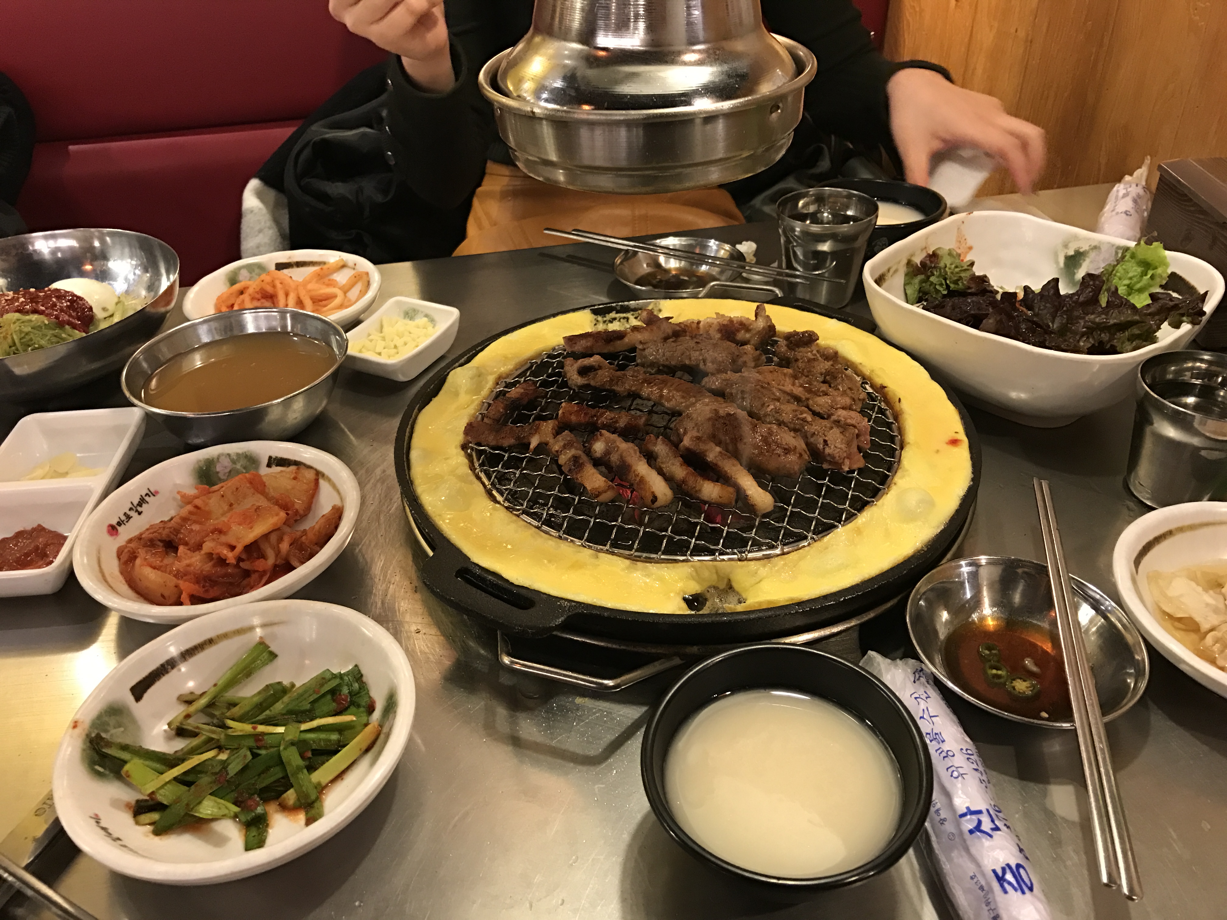 
                        哇，弘大絕對(duì)是年輕人的天地去韓國(guó)晚上必須要去弘大逛逛有一條街好多跳舞唱歌的年輕人看的都不想走了。觀眾那叫一個(gè)多基本都是學(xué)生反正都是很年輕的人吃的很多逛街的地方也很多晚上去比較好人多熱鬧。去韓國(guó)的那幾天幾平都是逛到凌晨十二點(diǎn)才回酒店，我有一種去了就想一直待在那里的感覺(jué)。機(jī)會(huì)還要再去。。