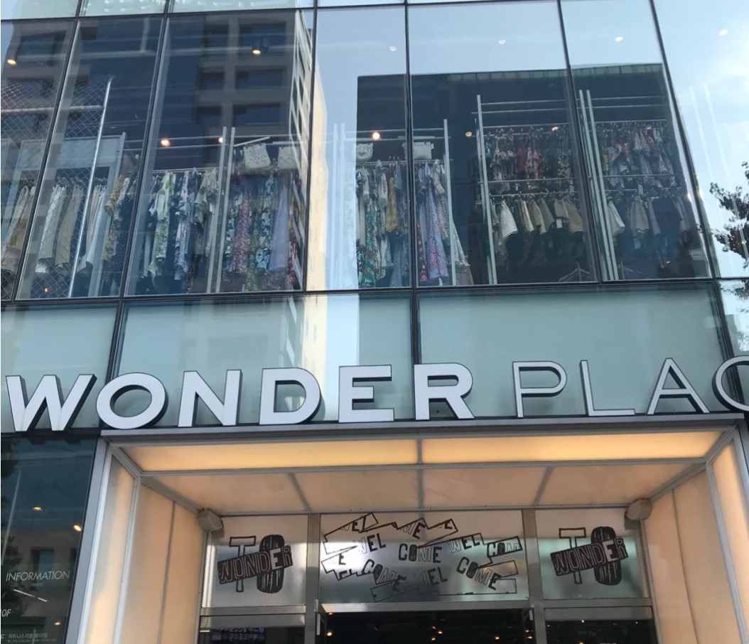 
                        #韓國(guó)購(gòu)物#
弘大一家非常好逛的店：Wonder Place
這家店有四層，加地下一層，B1是男裝，有點(diǎn)像個(gè)特賣商場(chǎng)，要仔細(xì)挑。1層和M1層是一些品牌服裝，但是都不貴，也不是打牌。2層是女裝和飾品。3層是一些獨(dú)立品牌，貴一點(diǎn)點(diǎn)。4層是一個(gè)outlet，是打折的一些衣服。
這里代購(gòu)相比東大門要少很多。周邊也有很多吃的，出門就是弘益大學(xué)地鐵站，很適合購(gòu)物哦~
