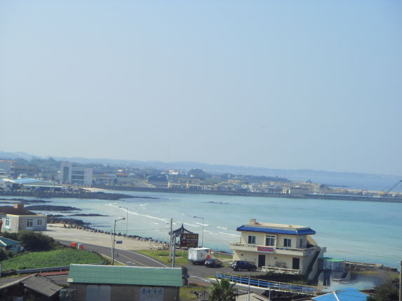 
                        濟(jì)州島的代表性人群-勞動(dòng)者.海女，來(lái)這里可以很好的了解她們的生活狀態(tài)工作狀態(tài)，以實(shí)物、圖片、文字視頻等方式向大家講訴著。
因?yàn)橛性诤＿吙吹竭^(guò)真正的海女(上了年紀(jì)的人)從海水里慢慢游到岸邊，慢慢的爬上岸拖拽著在海里靠雙手捕撈到的物資，慢慢的背著那些還嘩嘩流水的物品，-步-步的走來(lái)的過(guò)程，伴隨著呼哧呼哧的喘聲,確實(shí)覺(jué)得不容易啊，突然間想到餐廳中那些食物得來(lái)的背后辛苦，覺(jué)得一定要珍惜， 尊重別人的勞動(dòng)果實(shí)。
海女:如果來(lái)到濟(jì)州島一定要親眼去找尋一下，才能有更真實(shí)的觀感!