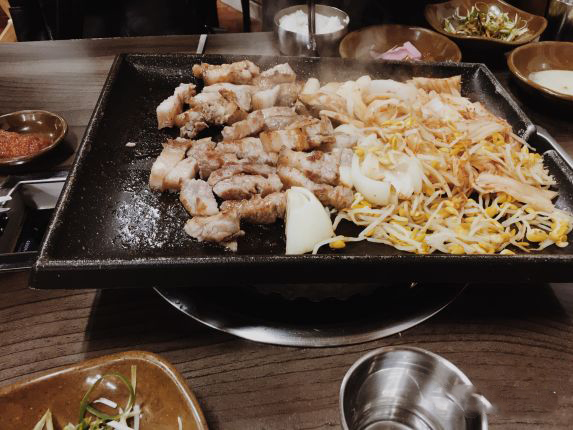 
                        黑豬肉一條街。黑豬肉一條街其實(shí)不長(zhǎng)， 南北縱橫一條五十來(lái)米長(zhǎng)的街， 街邊兩側(cè)聚集著以黑豬肉為主打的烤肉店，這條美食街是愛(ài)吃烤肉的游客不可錯(cuò)過(guò)的美食聚集地。往前走,就是中央地下商場(chǎng)可以直通東i門市場(chǎng)。東門市場(chǎng)保留著傳統(tǒng)市集的特點(diǎn)，與大型超市相比，商品種類繁多,價(jià)格低廉，且能少量購(gòu)買。濟(jì)州特產(chǎn)當(dāng)?shù)睾谪i肉和橘子都可以在這里買