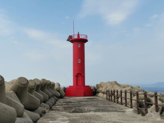 
                        去濟(jì)州島旅游，- 定得騰出一天的時(shí)間去一次牛島。 風(fēng)景沒(méi)得說(shuō)，贊!打車到濟(jì)州汽車客運(yùn)總站下?lián)Q乘11/112路到城山浦港下，前方可以看到一個(gè)鋼結(jié)構(gòu)的停車場(chǎng)，在停車場(chǎng)的后面就有一座白色屋頂?shù)姆孔樱?就是售票廳里面先填好二張個(gè)人信息單，然后拿著信息單跑到窗口買船票，這樣牛島的旅行算是開始了。
在牛島上游玩，可以選自行車,電動(dòng)車還有循環(huán)巴士，我們選了巴士，每個(gè)景點(diǎn)都可以上下，方便。牛島的風(fēng)景就不介紹了，留待你去挖掘。牛島的美食說(shuō)一下，巴士第二站下，王子雜醬面店的海鮮面,雜醬面蠻好吃的，在這里補(bǔ)充一下午餐不錯(cuò)。隔壁就是網(wǎng)紅牛島花生冰淇淋，個(gè)人感覺(jué)好看不好吃，可以忽略。