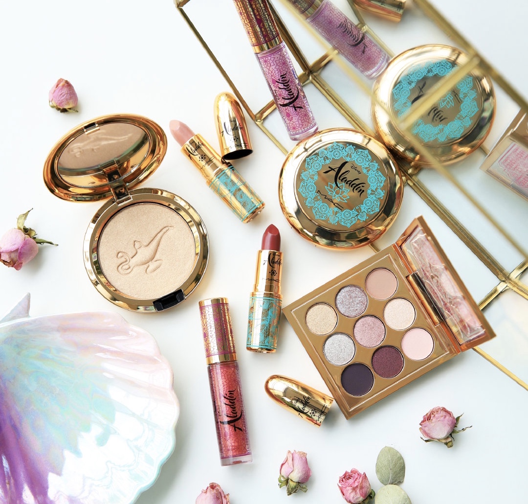
                        #在首爾hot item#MAC x Disney Aladdin聯名系列也太美了吧
充滿異域風情的包裝，還有細節上的神燈壓花，整體設計都充滿濃濃的童話氛圍，神秘又美麗。
是不是擁有了它就可以變成茉莉公主
目前魅可官網的部分熱門單品已經售罄，魅可女孩們可要趕緊呀！