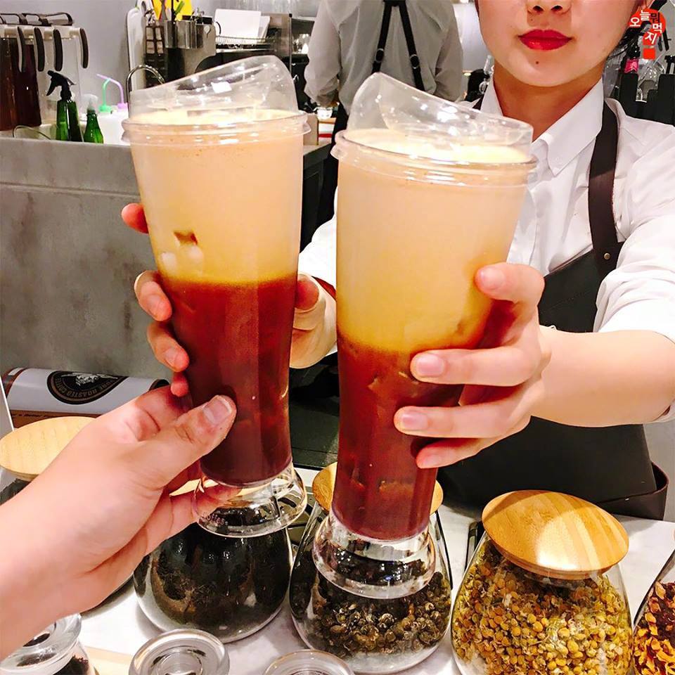 
                        #韓國美食#
Angel-in-us?coffee在韓國算是比較早的網紅咖啡店了~今天要介紹的是這家店在小公店的分店，因為只在這家分店里你才能喝到由冠軍級咖啡師專業調制的手工咖啡以及各種茶品。除外還有好吃的提拉米蘇蛋糕、各種只在小公店才銷售的蛋糕等~地址：首爾中區小公洞1樂天百貨本店，13樓Cr.?? ? ??