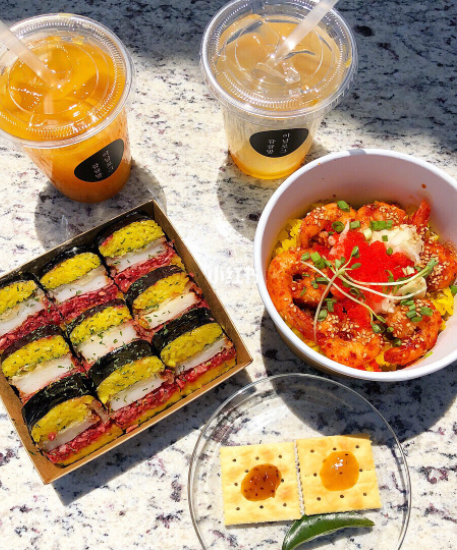 
                        #絕對不能錯過的網紅超人氣美食店!韓國人最愛!??????#
這家是去濟州島必須推薦打卡美食！韓國人最愛！而且真的真的真的超級好吃！
他們家主要是做蝦這家店的蝦不僅個頭大 肉質也很鮮美！加上特有的料理方式 不僅食物顏值超高！味道也是5星
店名：??? ???
地址：??????? ??? ???7? 21 ??? ???（濟州島交通不是很便利 建議打車或者自己租車去 我是租車去的 店面很小很不起眼 一定要注意看 不然容易錯過）
營業時間：09:00～20:30
（雖然官方營業時間是到20:30 但他們家一般是賣完就關門了 因為很
圖8的菜單我已經貼心的幫你們都翻譯好了
我當時點了他們家招牌 ?????(蝦肉紫菜包飯）和?????? (辣調料蝦炒飯）圖1～圖4
味道都很棒！炒飯是真的有點辣 吃不了辣的可以點??????(醬油蝦炒飯）