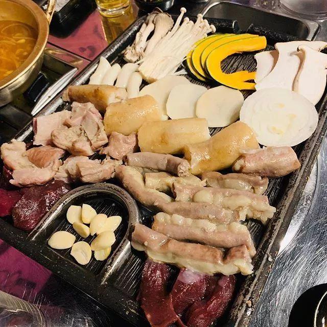 
                        #????美食店#
????是華莎小姐姐推薦的店鋪~
Q彈的烤大腸烤制金黃，配上各式的蔬菜和泡菜，既解膩又爽口，吃起來別提有多過癮！
