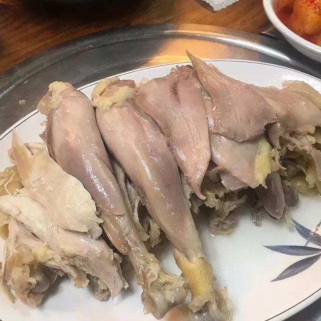 
                        #???美食店#
???是崔子推薦的一家雞湯店，足足有50多年的歷史啦，湯汁特別鮮美，雞肉入口即化，辣炒雞肉更是重口味一族的最愛，很值得一嘗啦！