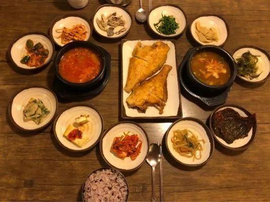 
                        #????美食店#
????是Henry推薦的一家傳統韓食店，滿滿一大桌的小菜，足足有17種，可以嘗到韓國最傳統的味道，吃起來特別過癮~
