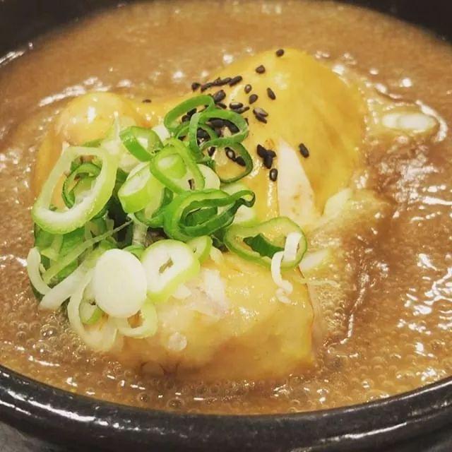 
                        #?????美食店#
?????是李英子姐姐推薦過的參雞湯店，湯汁散發(fā)著淡淡的藥材香，雞肉也不柴，吃起來絕對(duì)大補(bǔ)啦