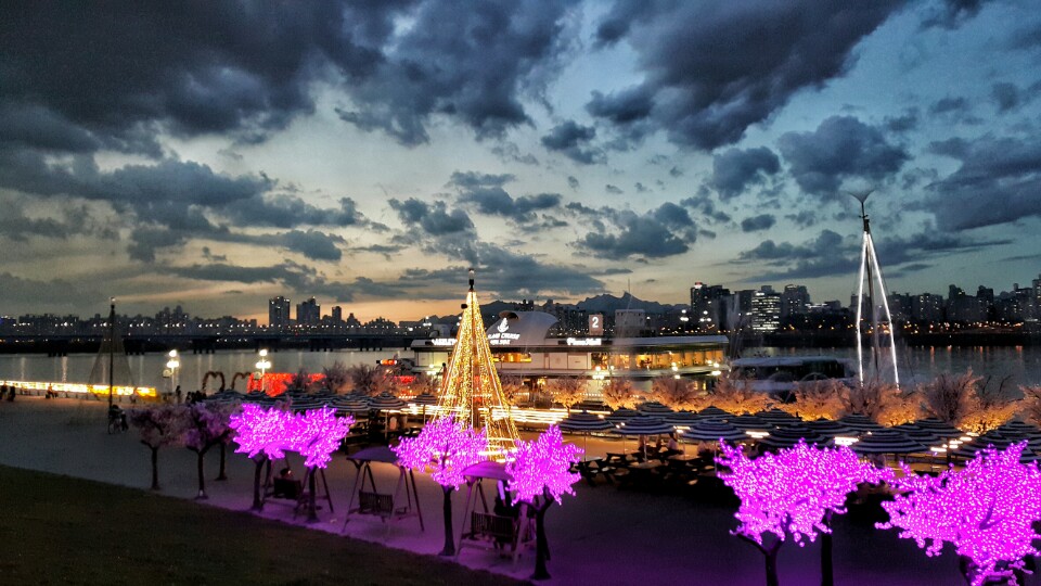 
                        漢江萬家燈火輝煌，噴泉秀倒影璀璨的夜景，極其美麗，來首爾推薦體驗(yàn)一下這個(gè)游覽船，還有現(xiàn)場(chǎng)音樂演出，非常動(dòng)人的夜晚