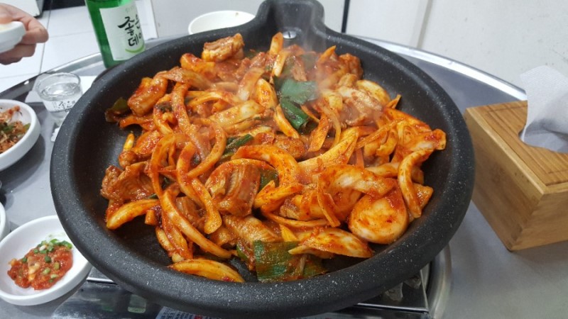 
                        隱藏在釜山地鐵一號(hào)線斗實(shí)??的鰻魚店，位置于7號(hào)口，出去就可以看到kt通訊社，kt斜對(duì)面就是哦，（需要過馬路哦）門口有放魚的水族館很小但是也很顯眼哦~名字是?????哦店里有兩種魚，一種是傳統(tǒng)的海鰻，還有一種也是海鰻但是長(zhǎng)得比較像蛇，這種有兩種吃法，一般點(diǎn)菜的時(shí)候服務(wù)員或老板娘會(huì)問您要點(diǎn)哪種 根據(jù)自己喜好選擇就可以了哦~
點(diǎn)的話小菜也是給的比較多，雞蛋羹，鐵盤蘑菇都是搭配在菜里面免費(fèi)送的，點(diǎn)的話會(huì)有老板娘親自做的鰻魚湯，這個(gè)是免費(fèi)無限續(xù)的哦~
海鰻口感較軟適合老人或者是孩子，另一種就是圖片上這個(gè)是像蛇的，因?yàn)轸~都是活的老板娘會(huì)現(xiàn)殺，可以在廚房的上菜口看到整個(gè)魚的屠殺過程，如果點(diǎn)的是圖片上的這種魚會(huì)有之前說過的兩種做法如果點(diǎn)烤的話，需要燒炭自己烤的，由于魚是現(xiàn)殺的，會(huì)看到魚一直在火盤上掙扎的只有點(diǎn)像蛇這個(gè)才會(huì)看到網(wǎng)上所見呢中亂跳的哦
店里客人點(diǎn)最多的是圖片上這種，因?yàn)檫@種吃完后留少許的醬是可以炒飯的，真的超級(jí)好吃，推薦~
店里的大醬湯也是必點(diǎn)！這都是老板娘現(xiàn)制作的，口味非常正宗！相比外邊價(jià)格真的超級(jí)便宜2000韓幣約人民幣12元！
這里地點(diǎn)比較偏僻基本都是韓國(guó)本地人去吃，像夏季吃鰻魚的季節(jié)是需要排隊(duì)的，人員超過5位以上就需要提前預(yù)約了，因?yàn)檎娴暮芑穑鹊脑捫枰抨?duì)很久的。
建議大家點(diǎn)的話先點(diǎn)烤的再點(diǎn)炒的這種，因?yàn)樽詈缶涂梢灾苯映达埩耍娴暮芎线m，喜歡海鮮的小伙伴真的可以去試試，真的強(qiáng)推哦~人均150左右