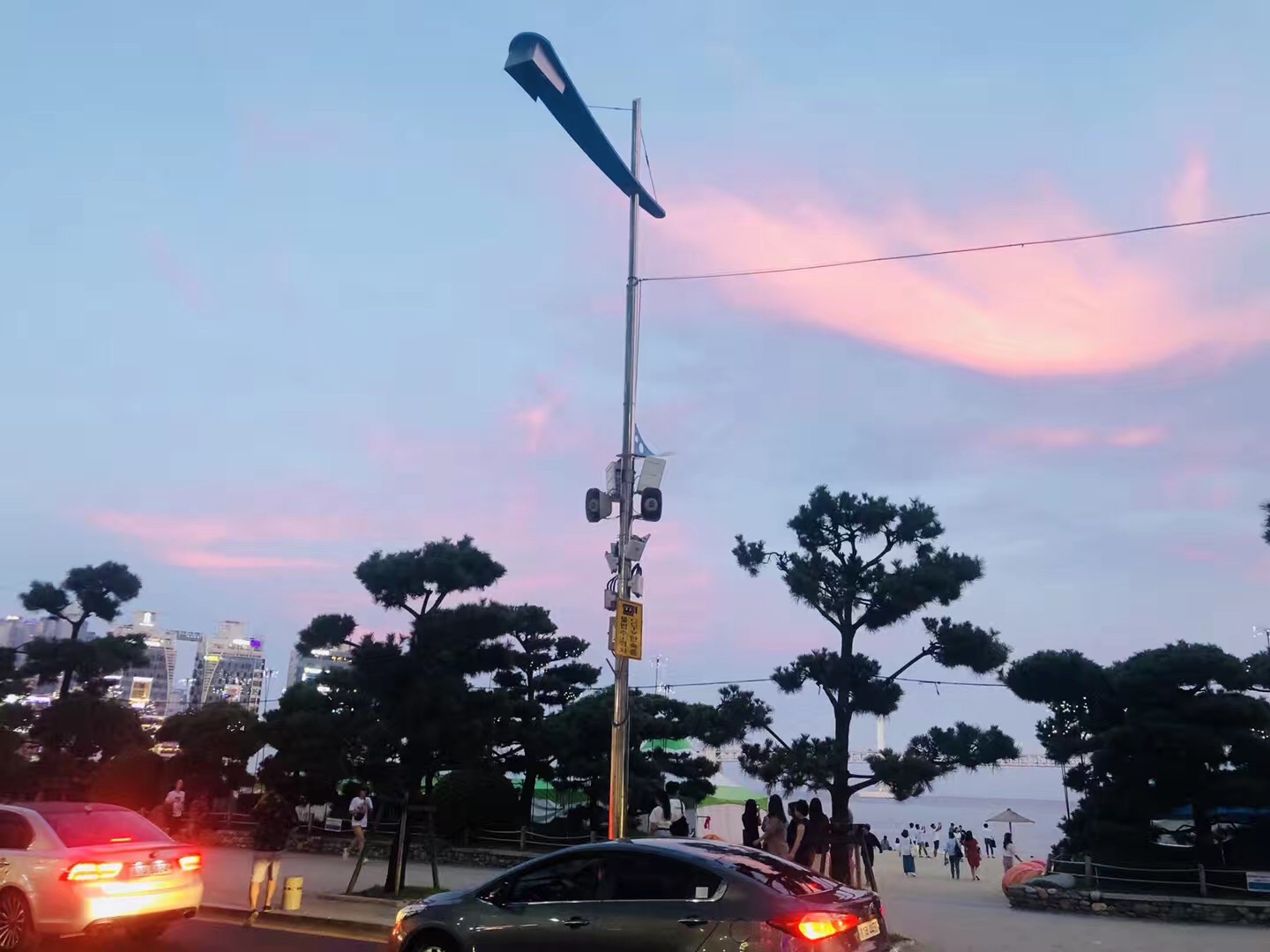 
                        相信大家都知道釜山有海，提海的話當(dāng)然第一印象就是海云臺(tái)，但想海云臺(tái)的同事別忘了還有更美的廣安里吖~~
廣安里在地鐵站2號(hào)線想直接到達(dá)海邊的話偷偷告訴你 在地鐵站???(金蓮山)下乘坐直上的電梯上去直走過馬路就能直接看到海了哦~比廣安里站下會(huì)近很多哦~
廣安里有很多美食，由于在海邊生魚片店是較多的，別的店也有，周圍不大，只要好好找下都能找到自己想吃的，在海邊會(huì)有很多開到凌晨的酒吧，直接就可以看到海，晚上也會(huì)有很多演出唱歌的小哥哥或小姐姐哦，有些是可以直接告訴他們點(diǎn)歌的，只要是韓語歌 ，去網(wǎng)上找自己想聽的韓語曲目，直接給他們看就可以了哦~真的是很好聽~
夏天去的話會(huì)比較熱鬧，會(huì)有????和中國(guó)的音樂節(jié)差不多是外國(guó)小哥哥在現(xiàn)場(chǎng)打碟哦~ 還會(huì)有健身達(dá)人們?cè)谶@帶領(lǐng)大家們跳尊巴等~
還有小型游樂場(chǎng)，在海邊附近，建議大家乘坐海盜船，這個(gè)海盜船是可以看到海景的哦~