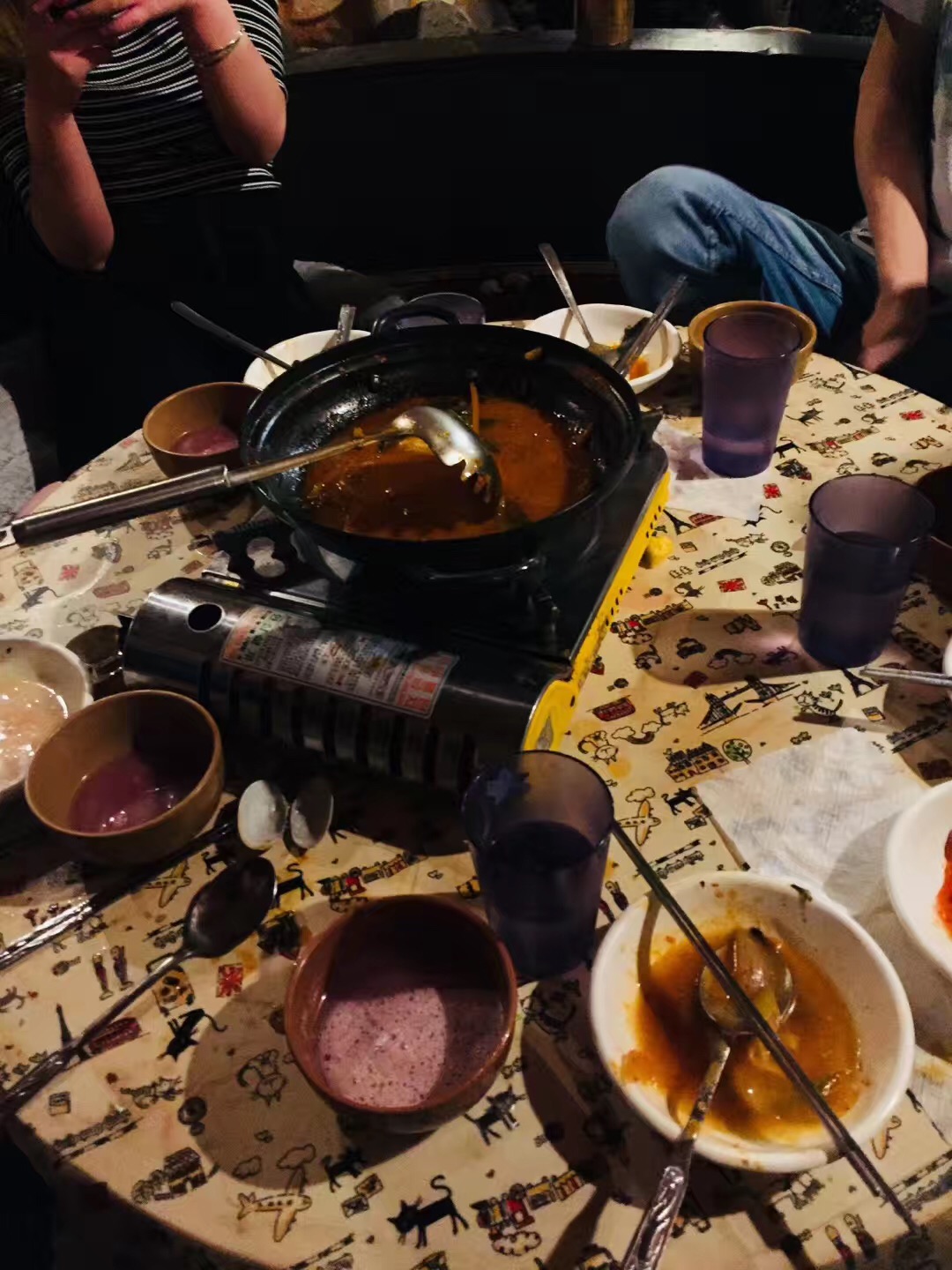 
                        你有故事，我有酒~
跟我走~去韓國(guó)！
在韓國(guó)呢，尤其是大學(xué)附近是有很多小酒吧的，尤其是賣米酒的，特別受學(xué)生們的歡迎~
這家店在韓國(guó)釜山大學(xué)的周邊韓語名是????? （翻譯過來差不多就是朝鮮 刀削面 ）他家是晚上營(yíng)業(yè)到第二天的凌晨6點(diǎn)的~
他家的米酒有很多種不同的果味所以很受學(xué)生們的歡迎~
喜歡果味酒的可以去品嘗下！~
在這就是年輕人的勝地，基本都是小哥哥，小姐姐，年齡都是20左右，很少有年紀(jì)大的~
