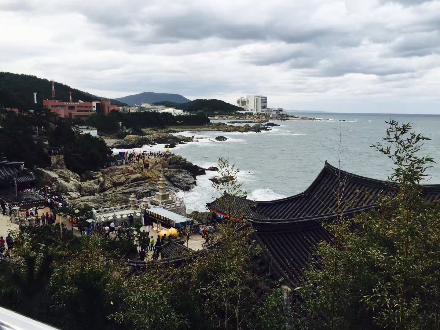 
                        滴滴滴~~！
打卡釜山有名的海上寺廟！【海東龍宮寺】
在這有很多的神像，也有求子，求學(xué)的等......
這里是因?yàn)樵诤Ｉ系纳剿杂泻芏嗳四矫鴣韣
這里距離有名的樂天奧特萊斯很近，可以游玩后去奧萊購(gòu)物~