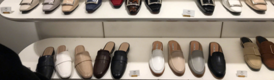 
                        
SAPPUN首爾探店韓國(guó)首爾平價(jià)網(wǎng)紅鞋店sappun
這家店自己種草很久，之前去韓國(guó)一直沒來得及好好逛，這次特意預(yù)留時(shí)間來打卡。弘大店在地鐵8號(hào)口附近，不過人超級(jí)多，都是當(dāng)?shù)匦〗憬阍谫I，號(hào)非常不全，客戶想要的碼都缺貨只能作罷明洞也有一家，就在樂天young的3樓，幾個(gè)服務(wù)員小姐姐人又漂亮又nice。沒想到號(hào)很全阿，開心??飛起。價(jià)格很便宜，大部分200+，比某寶同價(jià)位質(zhì)量好上太多。很多韓國(guó)mm都在買，應(yīng)該不會(huì)差鞋子上腳很舒服，立馬入了幾雙。碼大部分比較正，試穿的幾雙都是。至于款式，雖然算不上非常時(shí)尚，不過簡(jiǎn)單大方，上腳都不會(huì)丑。