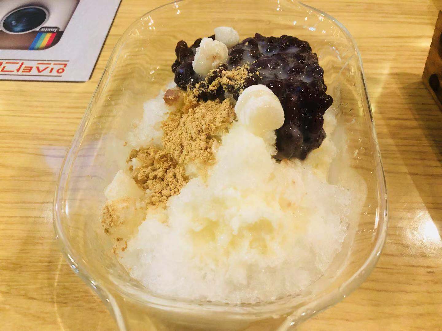 
                        釜山有名的美食豬爪店~！
位于西面市中心的網(wǎng)紅豬蹄店，點(diǎn)豬蹄的話是送雪冰的哦~
這個(gè)是一個(gè)套餐，餅的話可以免費(fèi)添加一次，之后的話每添加一次的話是2000韓幣的約12人民幣~雪冰添加一次也是2000韓幣的~！
這個(gè)口味是可以按照自己的喜好在點(diǎn)菜的時(shí)候告訴店家的~
店里有很多種套餐~還有加泡面的哦~
這個(gè)套餐差不多200左右，總之兩個(gè)人是很充足的~
這個(gè)拍照傳社交軟件上，店家還會(huì)贈(zèng)送飲料一瓶的哦~
