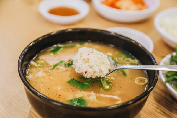
                        來釜山必吃的就是豬肉湯飯了~！
豬肉湯飯是釜山的代表食物~~！剛上的時(shí)候是用砂鍋盛的，可以根據(jù)個(gè)人口味在里面加入韭菜，蝦醬，面條大蒜，辣椒等~
蝦醬在這里是提鮮，代替鹽使用的，盡量不要放多哦~！
韓國(guó)人一直認(rèn)為豬肉湯飯是滋補(bǔ)身體的一種食物，所以一年四季吃的人都很多，建議大家去釜山玩的也可以去嘗嘗，很多地方不止是有豬肉湯飯，還有米腸湯飯，豬內(nèi)臟湯飯等......