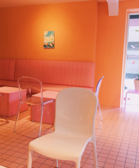 
                        韓國(guó)首爾探店攻略 必去的高顏值咖啡店&服裝店 明洞弘大和新沙
兩個(gè)月前，我從新西蘭回到沈陽(yáng)，訂的機(jī)票是從韓國(guó)轉(zhuǎn)機(jī)，順便就在韓國(guó)玩了四天。去韓國(guó)之前在網(wǎng)上查了很多攻略，但因?yàn)闀r(shí)間有限只去了其中的一部分，不得不說韓國(guó)的咖啡甜品店從裝修到食物的味道都很不錯(cuò)，所以在有限的時(shí)間內(nèi)到底該去哪些店呢？
1. Stylenanda Pink Hotel：??
這家是stylenanda推出的酒店主題的商店，坐落于明洞里面。這個(gè)商店包括了衣服、彩妝、甜品店，真的是拍照必來之地，里面的裝修都非常好看少女心，而且我個(gè)人也是比較喜歡3ce的彩妝和stylenanda的衣服的。推薦！
地址：中區(qū)忠武路2街 66-2
地鐵4號(hào)線明洞站8號(hào)口出步行5分鐘
2. Dore Dore這是一家網(wǎng)紅甜品店，在新沙洞林蔭道附近。他們家的特色就是彩虹蛋糕，我還品嘗了草莓奶油蛋糕，味道都不錯(cuò)并且外表也很好看。最主要的是他們家裝修風(fēng)格是偏向彩色系，每一層都有不同顏色的主題，所以也很適合拍照！畢竟女生就是喜歡好吃又好看的東西～哈哈
地址：江南區(qū)島山大路15街 40
地鐵3號(hào)線新沙站8號(hào)口步行7分鐘
3. 3CE Cinema：
這是在新沙洞3ce彩妝推出的電影院主題商店，化妝品很全，里面的裝修是很粉嫩的主題，但是我還是更喜歡stylenanda的pink hotel，因?yàn)橘?gòu)買類型選擇比較多，時(shí)間充足的寶寶們可以都去打卡一下～
地址：江南區(qū)新沙洞533-2
4. The famous burger：
作為AOMG女孩，當(dāng)然要去吃loco歐巴的漢堡店了，地址在弘大附近，位置有點(diǎn)不好找，但是路上有那種志愿者可以給予你幫助的。我點(diǎn)了牛油果牛肉漢堡還有芝士薯?xiàng)l套餐，味道很好吃，里面的服務(wù)員小哥哥小姐姐態(tài)度也很好，喜歡喜歡
5. Chuu：??
又是一個(gè)少女風(fēng)格衣服店，坐標(biāo)弘大，里面包括睡衣、衛(wèi)衣、飾品等商品，基本都是以粉色系紫色系為主，真的超級(jí)可愛！衣服的價(jià)格很合理，質(zhì)量也很不錯(cuò)，所以推薦前往??他們家的主要標(biāo)志就是可愛的小兔子和小娃娃，少女心泛濫啦～
地址：首爾市城東區(qū)圣水洞二街277-102
6. Myth豬蹄：??
這家豬蹄店也算比較有名了，弘大和明洞都有分店，我們點(diǎn)了蒜香豬蹄，分量很大還配有小菜，味道超級(jí)棒，豬蹄很嫩，配上醬汁和米飯，好吃好吃！推薦大家去吃??
7. ne