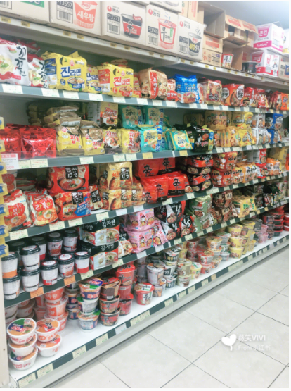 
                        首爾網紅超市探店，韓國各種流行熱銷食品，化妝品，日用品一站搞定！
很多來韓國購物的朋友，采購單肯定列著各種食品啊，化妝品，日用品什么的，但是自己找起來很麻煩。其實韓國有很多這樣一站式夠齊的超市，特別是在明洞，畢竟明洞是大家熟知的，而且很好找。
明洞里面有個哈莫妮超市，有兩家店，分布在明洞兩個區域，今天探店是哈莫妮超市(明洞2號店)。
1店距離4號線比較近，2店距離2號線乙支路入口站比較近。地鐵站5號或6號口出來，不用過馬路的區域，大概在海底撈后面的巷子。旁邊就是我之前說的那家明洞網紅咖啡店，還有貢茶，歐雪綠，問一下也ok。
店比較大，分類明確，化妝品區域，食品比較細，比如拉面區，茶區，零食區，泡菜拌菜區，紫菜區，另外還有紀念品玩具區域。非常全，看了一下，幾乎包含現在流行的各種了，一下子全搞定沒啥大問題。
價格方面，特意留意了一下，和超市價格差不多，有的甚至還會便宜，不用怕被宰。另外可以支付寶微信銀聯，還可以打包發EMS，送到酒店。
地址在首爾市首爾中區明洞1街42-2，營業時間好像到挺晚的，我們晚上9點多去還開門的