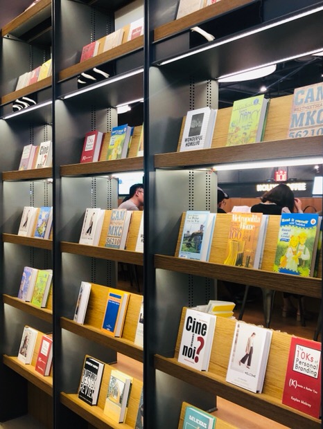 
                        首爾龍山站的書店很不錯