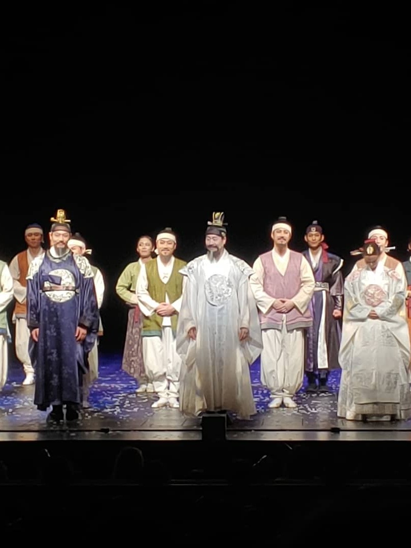 
                        [cp]#世宗1446##來韓你看公演##大學路# 表演很專業，舞臺漂亮精美，演員唱歌表演功底專業，故事特別感人，有中文字幕，很容易看懂，音樂劇水平真的很不錯，很值得一看一段歷史，傳統文化，推薦哦???[/cp]