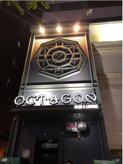 
                        韓國首爾探店 網紅夜店【octagon】大名鼎鼎的首爾Octagon夜店，來了首爾怎么能不去。去之前做了很多夜店的功課，最終還是選擇了這家。Octagon，亞洲DJ排名第一，全球DJ排名第7。這家店厲害之處在于，有好幾個DJ臺，互相之間可以同步進行。因為是周四去的，所以只開了一個，很遺憾沒有領略到。帶護照，帶護照，帶護照！建議大家帶現金，直接現金交入場費，交完錢會贈送兩杯酒券，可以進去直接在吧臺兌換。營業時間：10：30開始，某點評寫的十點。之前做功課看到排隊盛大的場景，所以我們九點多就到了，結果等了好久。進去后有儲物柜，但是一次性的，只能一開一關，中途再取就要再花一次錢。DJ排表從11點到7點，每半小時換一位，真的能感受到不同dj的風格。因為周四的緣故，又因為我們去的早，當天的排表上的DJ都不是很有名，最火的aster在兩點場。但是氣氛還是可以的，蠻嗨！重點要說的是，韓國的夜店，真的太多男生在撩人。基本上只要你是周圍沒有男生的，差不多的，都會被撩。眼睜睜的看著周圍好多妹子被搭訕，大家可以去感受一下。 #網紅店# 