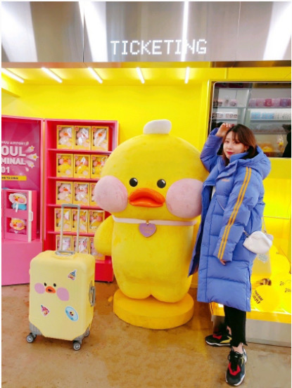 
                        打卡韓國本土網紅chuu整個店里都粉粉嫩嫩滴第一天逛了弘大店買了她家可樂衛衣和破洞牛仔褲穿上我就是這條gai最酷的仔一身才300多～我和我的小伙伴都驚呆她家牛仔褲蠻值得購入據說穿上視覺效果減-5kg玻尿酸鴨也是她家出滴炒雞可愛鴨第二天跟閨蜜逛明洞因為昨天她沒買到合適滴心心念念要再逛一次!于是就發生了連著兩天打卡她家最終心滿意足的買了兩條！來首爾旅行的姑娘們千萬別錯過～