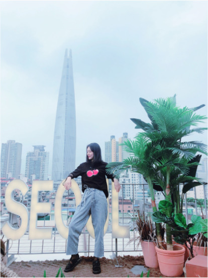 
                        韓國探店｜首爾網紅打卡地seoulism雖然天氣霧蒙蒙但是不影響好心情，打扮的美美噠和小伙吧約個下午茶穿上我的大櫻桃kirsh和新涼鞋NB，美美赴約啦今日搭配風格，潮牌T恤防曬內搭涼鞋襪子so cool～超火的人氣打卡地！可以拍到樂天大廈！登高望遠美景盡收眼底 俯瞰首爾店內裝修風格也很簡約，低調奢華，拍照也很美喲！ 飲料價格小貴，糕點好好吃芝士蛋糕店名：seoulism位置：地鐵9號線 松坡渡口站 1號出口 #網紅店# 
