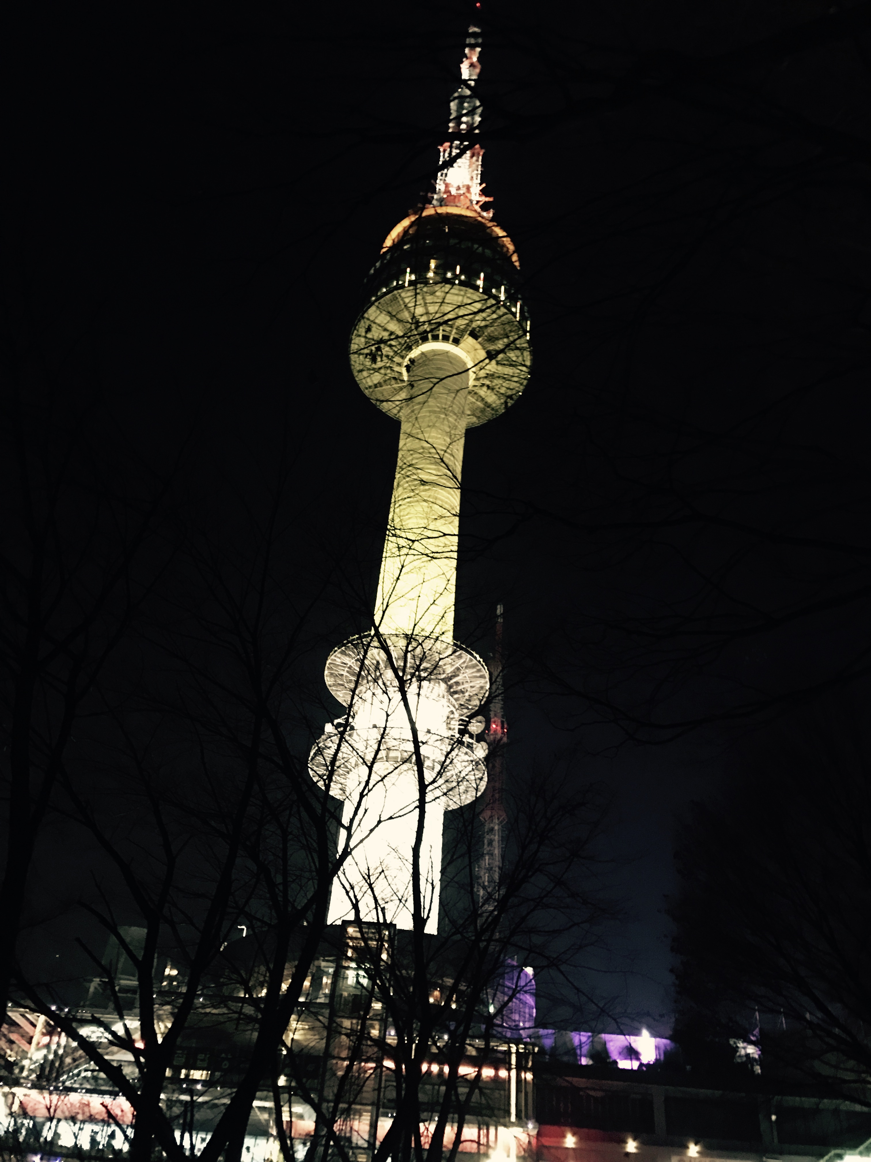 
                        首爾塔，首爾地標性建筑，基本這里各個方位都能看到，主要來看夜景比較好。
02和05路直到山頂，不過也需要走一-段坡路到塔底。可以先去觀展臺，超級漂亮，各種燈光投影變換效果，表達了首爾很多場景，值得一看。
通過電梯到塔頂，不會無聊，電梯里的小哥哥會提示看頭上，往上沖的投影效果，隨著電梯上升變化瞬間到頂，不會有失重不適感。
塔頂能俯視首爾市，晚上萬家燈火的感覺，不過靠近玻璃需要勇氣，美鐘不足玻璃會折射內部，很多小商店不是很好的效果,不怕高的貼近玻璃可以了，還是值得一看。
塔底愛情鎖的墻和樹成堆了，感覺到處都是，白天應該會漂亮點，晚上效果不是很好。