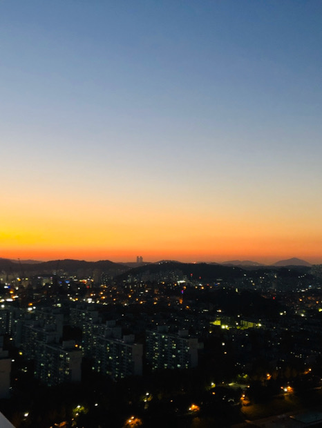 
                        首爾夜景是真的美，夕陽的余暉