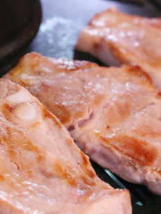 
                        說到韓國烤肉，最著名的肯定就是烤豬五花了！今天給大家介紹一家位于明洞非常受歡迎的無限供應烤五花肉店----“荒謬的生肉”，這家店的烤五花肉不但肉嫩味香，且價格低廉，證你能吃到扶著墻出去~！無論何時來用餐都會看到店里顧客滿滿的樣子~此店位于最熱鬧繁華的明洞，逛街到累了餓了，或者想嘗一下韓國的經典美味，那么這里就是你的不二選擇，店內一共分三層，明亮寬敞，桌椅都十分整齊，干凈衛生客人們可以安心享用美食~冬天是吃烤肉的最好季節，用炭火燒烤可以同時取暖，富含熱量的肉類也可以增加人體內熱量抵御寒冷增強體制，提高耐餓指數。韓國人自古以來烤肉類的根基—烤生豬五花，也是外國游客來到韓國后的必吃，不同于其他店薄薄一片的豬五花，這家店的生五花肉非常有厚度，烤制時最大程度的保留肉汁，做到了真正的外焦里嫩，不但厚厚的五花肉可以無限續加，烤盤中間香噴噴的大醬湯也是如此哦~?此外店家十分重視與顧客間的關系，別看烤肉店名字叫“荒謬的生肉”，但是對待顧客的態度和服務卻絲毫不荒謬哦~~ 每個店員都親切的對待每桌客人，有求必應，還時長來幫助客人們烤肉換盤等等。有時間可以去嘗試下，點贊~ #韓國美食# 