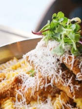 
                        位于韓國弘大的“炸雞與咖喱君”是當地非常有名氣的新型美食店鋪，口味非常迎合大眾而且在別家吃不到這兒的特色~這家店的主打就是炸雞&咖喱君，香脆的炸雞浸泡在濃香的咖喱當中，咬一口別提有多味美了~店內的炸雞各個都很美味，配上特色的醬料吃起來更贊！尤其是主打的“炸雞與咖喱君”，香脆的炸雞浸泡在“咖喱浴”當中滲入濃香的醬料，味道絕對是想想以上的美味！提到此處不得不說關于炸雞與咖喱君的一個傳說。很久很久以前炸雞大人降落在此制作了大量的炸雞讓千家萬戶都能隨意吃，同時“炸雞與咖喱君”為了迎接炸雞大人的降臨特地準備了20多種香料粉、10多種高級材料制作的咖喱醬料，并準備了和甘醇柔軟的奶油。此后隨著時間的流逝到了2016年，“玫瑰炸雞、咖喱奶油炸雞、香辣熔化干酪炸雞”陸續問世，因此開創了炸雞和咖喱君店面。現在親故們可以愉快的享用美食了~我們已做好完全的準備迎接炸雞大人~