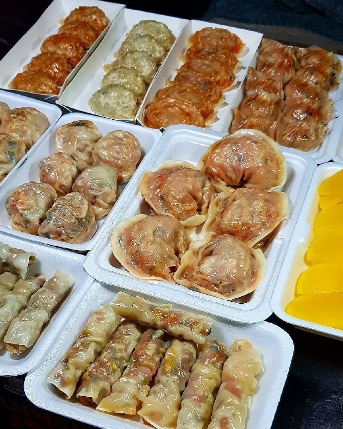 
                        李英子姐姐曾推 薦過的【?????】家“泡菜蒸餃”，泥萌都去吃了嗎？
☆皮薄大餡，看著就很過癮哦，而且個頭非常大，搭配甜蘿卜一起吃，絕對超滿足啦，每盒7個，5500韓幣，想吃的快安排！
☆地址：首爾特別市江西區登村洞654-78(????? ??? ??? 654-78)
☆交通：地鐵9號線曾米站4號出口
#韓國美食#
