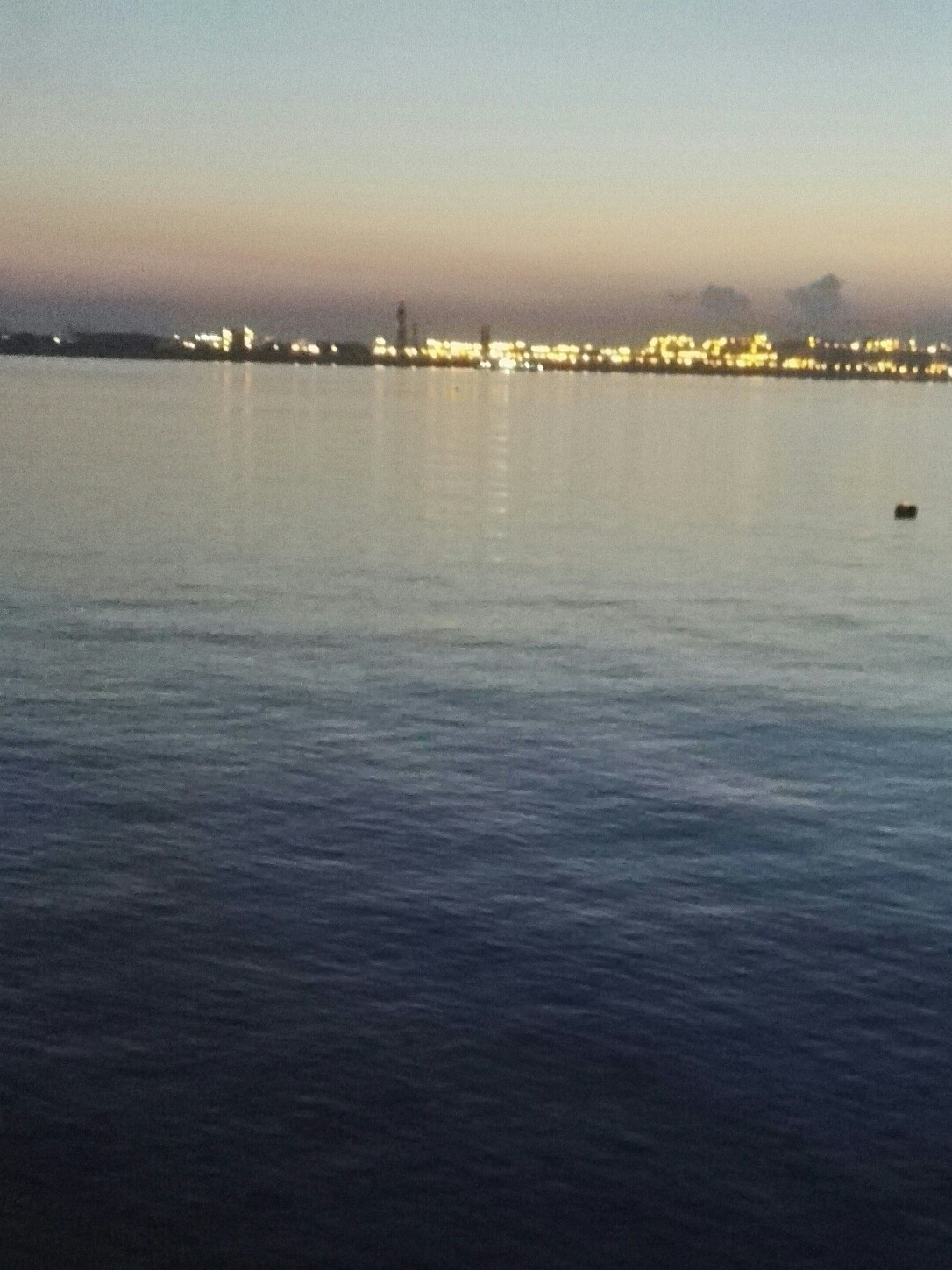 
                        仁川的海很美，夜晚是墨藍的顏色，如果在夏天，拿著冰咖啡，在海邊散步，會很愜意。小火車途徑一個很有趣味的書造型建筑，車上會有導游解說。@仁川唐人街 @仁川 @奮斗在韓國 @韓游網 ???