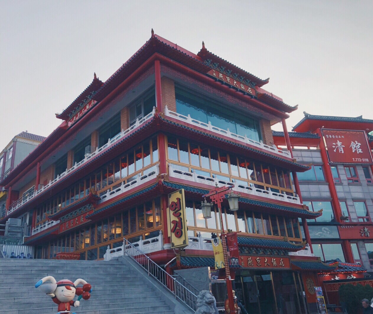 
                         #仁川旅游##韓國旅游# 趁著周末，來了一場仁川一日游。打卡了仁川的中國街，到處都是中國風的建筑，甚至連商店里放的音樂都是中國音樂，在這里可以買到很多別的地方買不到的中國美食。圖二是中國城必吃的一家中華料理店，這家店特別火，排隊的人特別多，尤其是韓國人，想吃就需要早點兒去排隊。松月洞的壁畫村，讓人一秒重返兒童世界。船橋的舊書店一條街，必去打卡的《鬼怪》拍攝的書店，一秒穿越電視劇。搭乘韓國最長的月尾銀河單軌列車繞松島一周看海，然后到位于海邊的caisson24咖啡店，點一杯熱咖啡，看著夕陽緩緩落下，盡情享受生活的美好