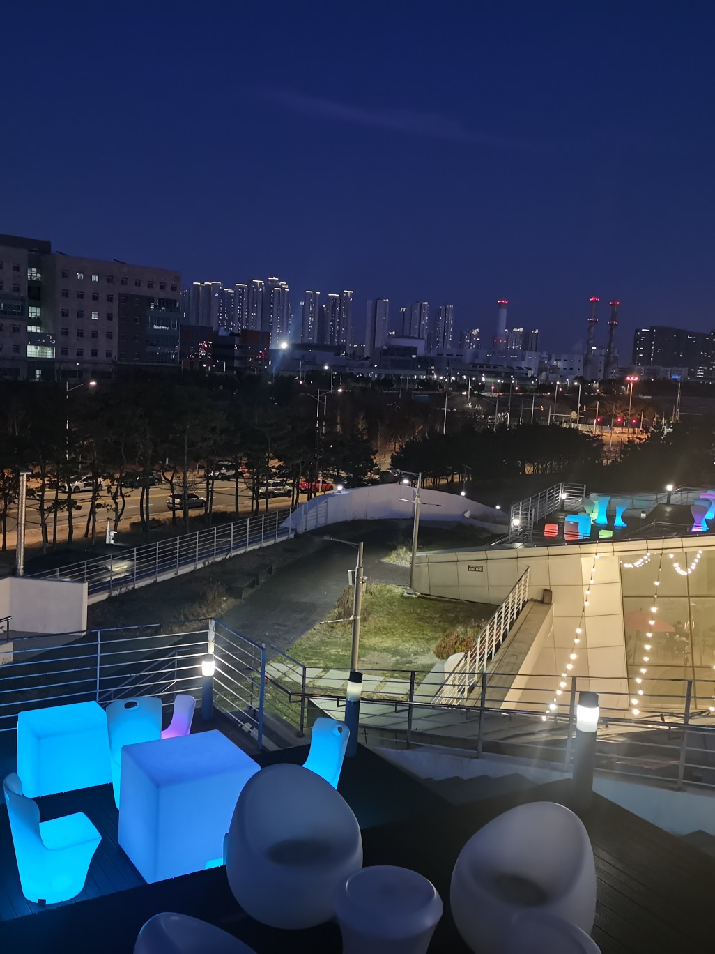 
                        在首爾的鋼鐵叢林中桎梏久了，那就去仁川吹吹海風吧。雖無數次在仁川轉乘飛機，但是對于仁川的景色似乎一無所知。于是趁著周末的空閑，和朋友一起去仁川看夕陽落日，聽海浪情話。@仁川唐人街 @仁川 @奮斗在韓國 @韓游網