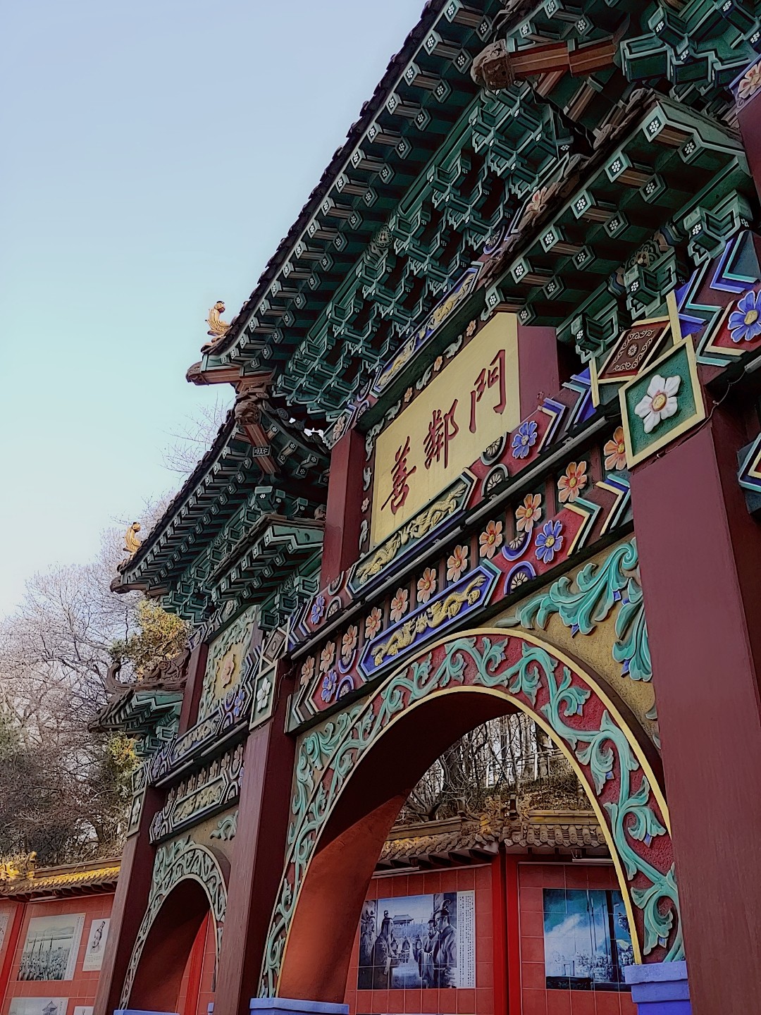 
                        仁川——一個值得你駐足的城市??幾年前來過一次仁川，當時只是匆忙地逛了唐人街，便返程了，留下了很多遺憾。時隔多年不僅故地重游了唐人街，還逛了一遍童話村。看著各種各樣栩栩如生的壁畫，真想一幀一幀地照下來，保存起來。唐人街旁邊還有幾個博物館，講述著仁川的變遷歷史。看著這些老照片，不禁感嘆我們這個時代發展的如此迅速。這次還逛了《鬼怪》里出現的拍攝地——韓美書店。在一條仁川的舊書街上。周末閑暇的時光，可以靜靜的捧著書喝著茶，在這里安靜地度過。記得上次去月尾島的時候，看到了半空中正在建設的觀覽鐵軌，沒想到這次來就能乘坐了，真是感到很幸運。小列車只有兩節車廂，行駛地很慢，全程不下車再回到原地的話大約花費45分鐘。中途有幾個景點可以選擇下車，來仁川的小伙伴真的可以嘗試一次。就在唐人街對面就可以乘坐，非常方便。#仁川旅游發展局# #仁川唐人街# #韓國旅游# #韓游網# 