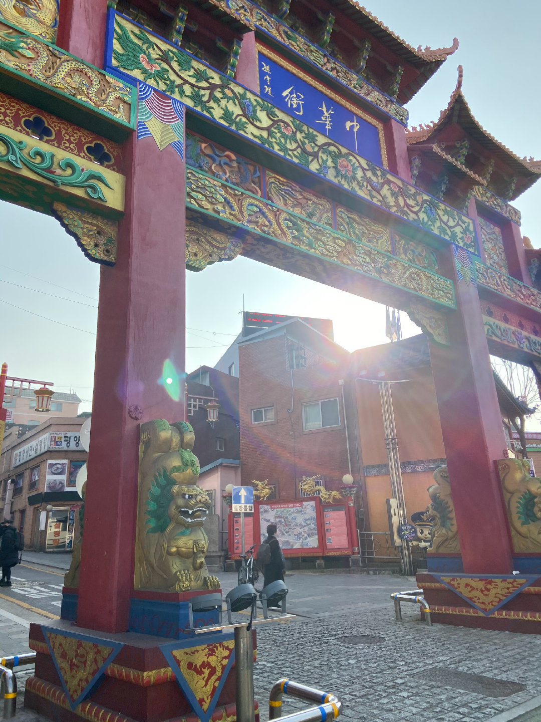 
                        中國街?月尾島?網紅咖啡店仁川一日游??早上十點我們來到了仁川的中國街，（大概十點）可能來的太早了吧，好多店家都沒有開門，街上還沒有人，這時候可以先去旁邊的壁畫村，人不多的時候照相最方便啦！轉下來一圈的話正好到中午門店都開了，可以買點好吃的吃，我最喜歡的是那里賣的一種脆脆的里面是空心的大餅？說是中國特色，但其實我在中國沒吃過??????中午在萬多福這個飯店里吃完后，就去了對面的月尾島，剛開發的這種輕軌交通，坐上之后可以游覽整個月尾島，中間有博物館等站會停下，想下去看這些景點的人們都可以坐這趟！??鬼怪的拍攝地也在附近，有一個拍照絕美的舊式書店，大家可以和男親在書店前擺電視劇同款姿勢，也可以在附近的松島中央公園找找拍攝地～^_^??最后我們來到網紅咖啡店—lighthouse咖啡店，一層是咖啡店，二層有西餐廳，從外面上到最上面還有天臺能看到海對面的首爾。晚上來是最合適的。我們是在冬天來的，夏天來這邊露營的人話最好了！！???? #韓國景點# 