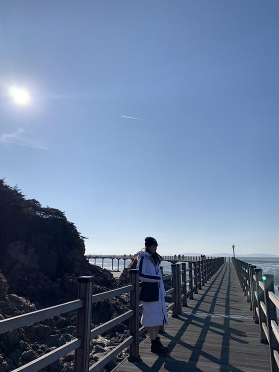 
                         #仁川旅游# 有幸參加了奮韓仁川一日游的活動，雖然天氣超冷，大家的熱情可以融化寒風哈哈哈，也認識了好多新朋友，去挑戰了高空滑索，沒想到本膽小鬼可以做到，真的太好玩了吧，中午吃的新鮮的生魚片，還去了一直想去的百樂達斯城，里面真的太好玩了，汗蒸了十幾分鐘超級舒服，去了天空庭院拍到了飛機。去海邊騎了軌道自行車，沿路的風景真的好漂亮啊，總之，是一趟很開心很愉快的仁川之旅啦??#仁川旅游##仁川旅游發展局##奮斗在韓國##韓國旅行##仁川##韓國# 
