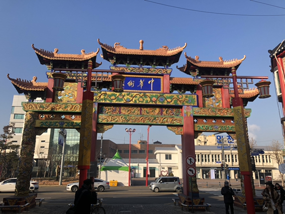
                        仁川美好的一天旅行結束，一早出發，中國味兒滿滿的唐人街，中國游客居多，買大街都是賣月餅的，各種口味，各種博物館，適合打卡，拍照，美味的炸醬面和糖醋里脊，和首爾的味道就是不一樣，酥脆酥脆，就是一條街，看過鬼怪的寶寶肯定知道的[鼓掌]，乘坐專線小火車把月尾島一圈游覽完，還有解說員，松島咖啡店，很適合拍照，晚上的夜景實在太美，很多小哥哥小姐姐，甚至爺爺奶奶們都去光臨，可能是太美了，大家都冒著嚴寒在外面拍照，很適合浪漫式表白哦[愛你][愛你]一天下來，收獲滿滿。 #奮斗在韓國##韓游網##韓國旅游發展局##仁川旅游發展局# 