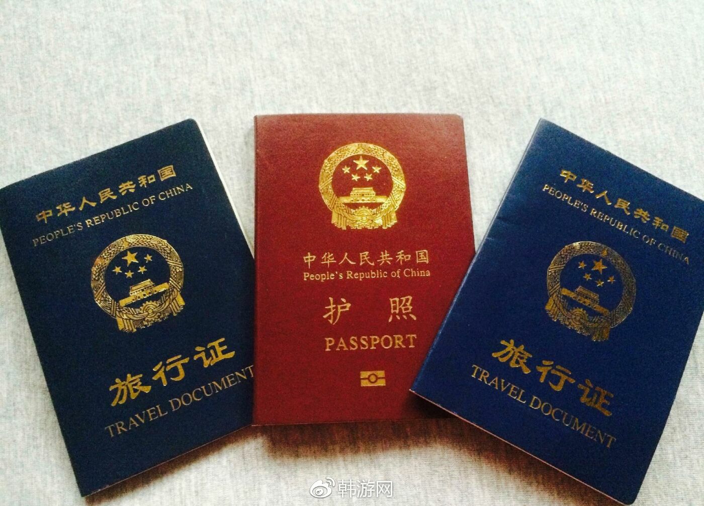 
                        韓國旅行｜來韓國之前，必須要做好這9件事！1??辦理赴韓簽證有兩種情況，如果是跟團(tuán)旅游，通常旅行社會代替辦理簽證，如果是自由行，需要在居住地所屬的韓國領(lǐng)事館申請辦理。??備注：最近在校大學(xué)生，可以免費(fèi)辦理韓國單次旅游簽證了，而且所需要的材料也很簡單。2?制定攻略出發(fā)前，盡量做好攻略，把你最想去最想吃的全都列出來，然后一一去打卡，全程下來會非常充實(shí)，也很有成就感~備注：網(wǎng)上有很多自由行小伙伴寫的攻略，出發(fā)前可以參考一下。3?定好機(jī)票機(jī)票盡量提前訂，越早越便宜，各個網(wǎng)站多對比一下，最后選擇適合自己的機(jī)票~4??預(yù)訂酒店在韓國，你既可以選擇干凈大氣的酒店，也可以選擇溫馨舒適的民宿，但是切記，不要為了便宜，選擇一些離市內(nèi)較遠(yuǎn)的酒店，盡量選擇離地鐵站比較近的，出行才會更加方便。5?多GET一些免稅店優(yōu)惠券去韓國游玩，少不了要去免稅店買買買，不過買買買也是有技巧的，出發(fā)前，可以從各大免稅店官網(wǎng)下載一些優(yōu)惠券或者積分，可以省不少錢，除此之外，還有一個終極省錢的方法，就是名為“海鷗免稅店返點(diǎn)”的愛屁屁， 里面的返點(diǎn)力度非常大。6?關(guān)于換錢如何換錢，在哪里換錢應(yīng)該是小伙伴們最關(guān)心的問題啦，按照匯率的高低排名的話依次為：公認(rèn)換錢所>銀聯(lián)卡ATM取現(xiàn)>韓國境內(nèi)銀行>中國境內(nèi)銀行>機(jī)場銀行>百貨商店和酒店，所以，大家在入境之前，可以在國內(nèi)銀行兌換少量的韓元，然后到了韓國之后，去明洞選一些匯率比較高的換錢所進(jìn)行兌換，或者通過銀聯(lián)卡ATM取現(xiàn)，以及韓國銀行進(jìn)行兌換。7??關(guān)于交通韓國交通卡可以說是出行必備神器，除了乘坐地鐵、公交之外，還可以用于出租車、機(jī)場大巴、便利店購物等等，非常方便。韓國地鐵站的便利店一般都可以買到交通卡，地鐵站也有自助充值機(jī)器，但是如果不懂韓語的話，也可以出發(fā)前在網(wǎng)上提前購買充值好的交通卡。8??關(guān)于移動WiFi便攜式wifi一定要提前預(yù)訂好，否則到了韓國再預(yù)定的話真的非常非常貴，在韓國與外界聯(lián)系基本上全靠wifi-egg啦，價(jià)格超級便宜，一天才幾塊錢，網(wǎng)上預(yù)約好，在機(jī)場領(lǐng)取就可以啦。9??關(guān)于溝通和私人導(dǎo)游?像明洞、弘大這些中國人比較多的地方，都會有中文服務(wù)的，可以盡情玩耍，不過如果是去比較偏遠(yuǎn)的，或者冷門的地方游玩，建議找一位地陪會比較好，雖然看似多了一筆花銷，不過確實(shí)省了好多事，總體來說更能吃的盡興玩的開心~#韓國景點(diǎn)# #韓國購物