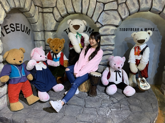 
                        初三跑到泰迪熊博物館 #泰迪熊博物館##首爾鍾路Teseum 泰迪熊主題公園# 終於來到泰迪熊博物館玩耍啦??????真的真的比想像中好玩太多了??造景都好可愛 到處都想拍照??裡面除了介紹泰迪熊的由來還有泰迪熊的演化史??真的是讓人大開眼界??和家人朋友或是男女朋友來這邊玩都很合適喔?????♀??????♀??????♀? #奮斗在韓國##韓游網(wǎng)# 